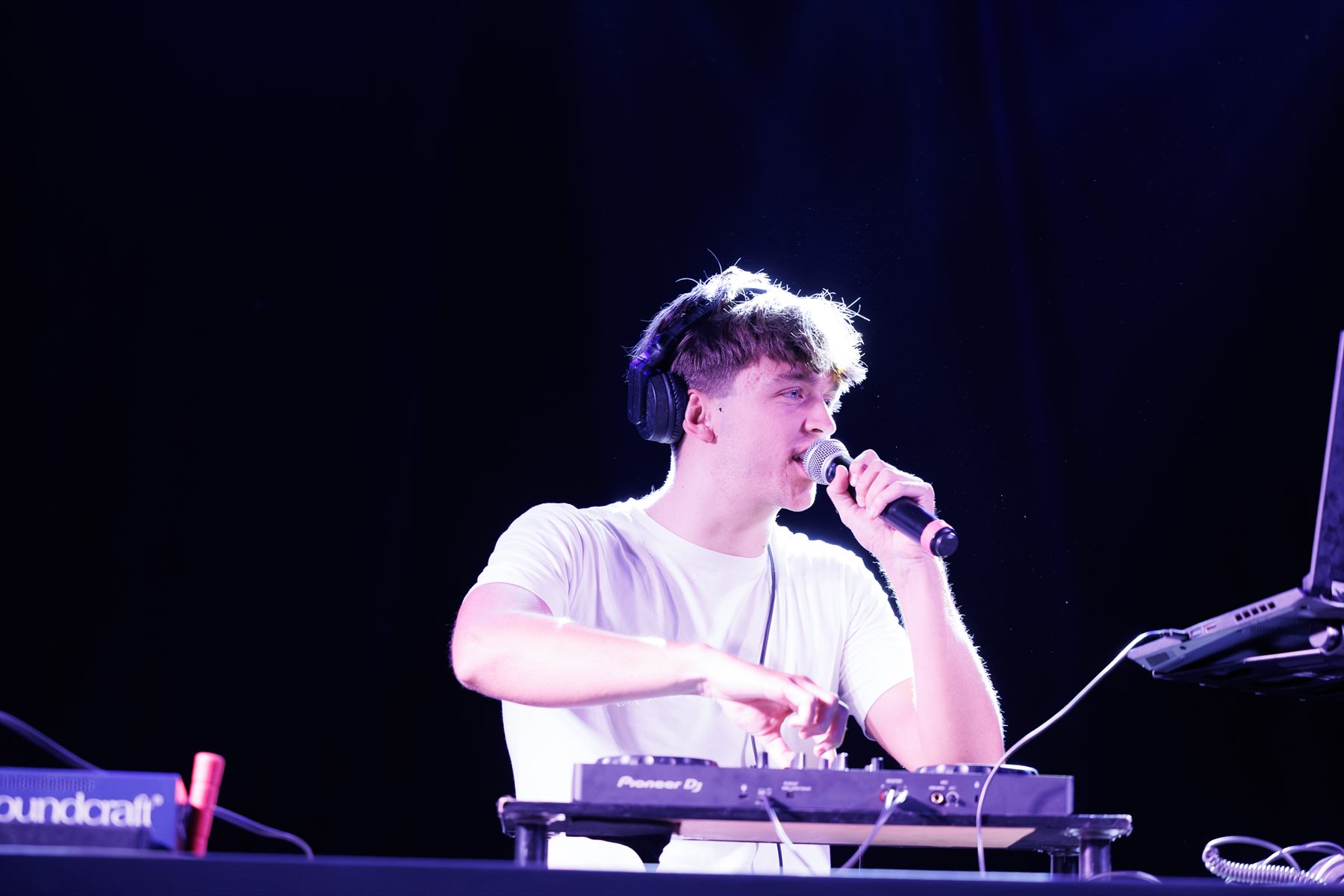 DJ Abad animando al público con el micrófono durante un directo