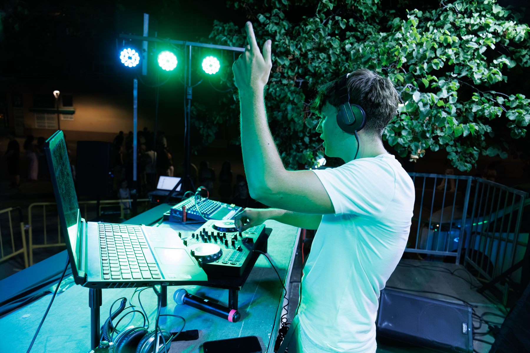 DJ Abad en cabina levantando el brazo durante un directo