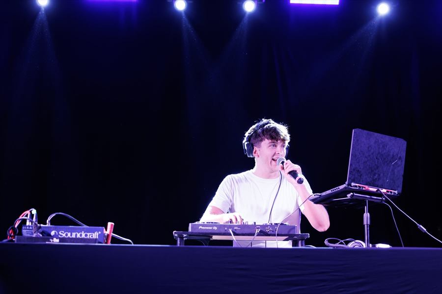 DJ Abad — Presentando el siguiente tema al micrófono
