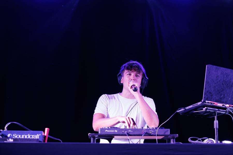 DJ Abad — Micrófono en mano durante la sesión