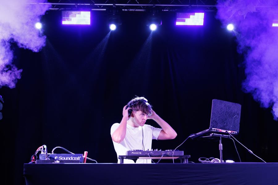 DJ Abad — Cascos puestos, preparando la siguiente entrada