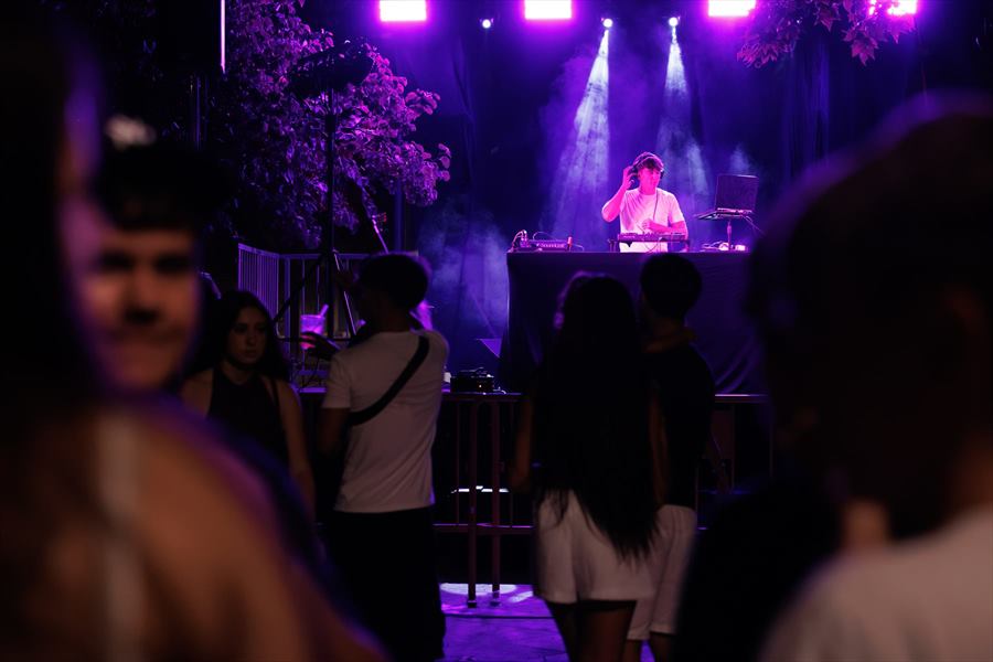 DJ Abad — Ambiente de pista en un evento al aire libre