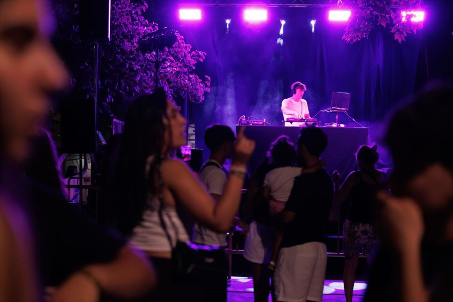 DJ Abad — El público bailando frente a la cabina