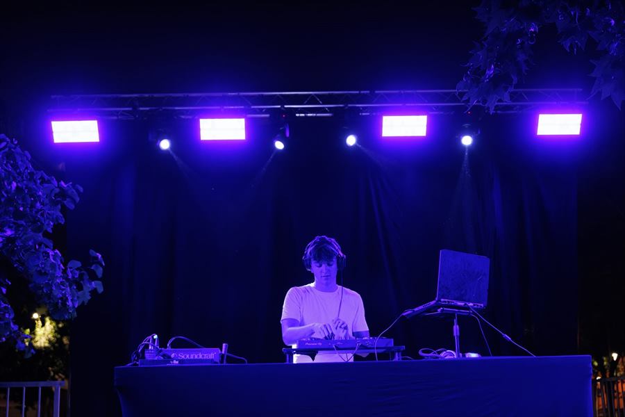 DJ Abad — Sesión al aire libre con iluminación azul