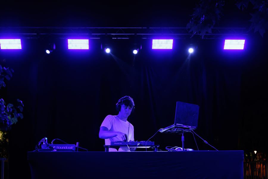 DJ Abad — Cabina y pantalla, en plena mezcla