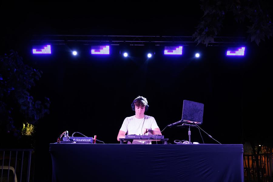 DJ Abad — Escenario montado al aire libre, listo para arrancar