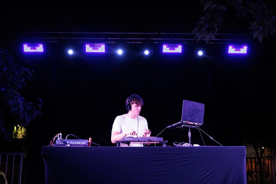 DJ Abad — Set nocturno bajo la estructura de iluminación