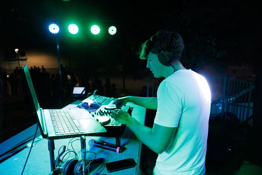 DJ Abad — Mezclando en cabina bajo luz verde