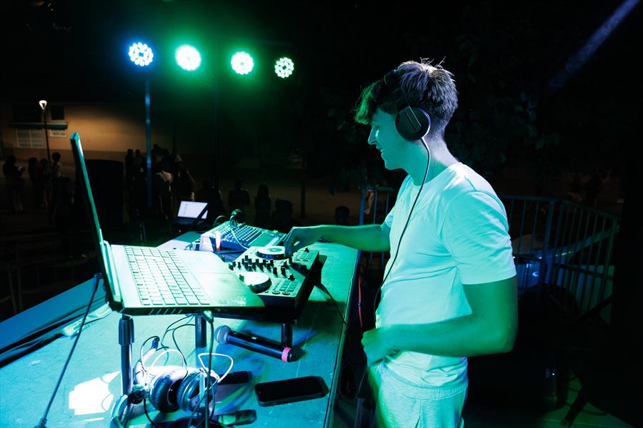 DJ Abad — Concentración durante la mezcla