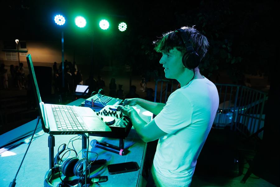 DJ Abad ajustando la mezcla en cabina
