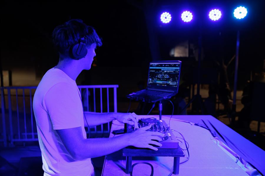 DJ Abad — Set nocturno bajo luz violeta