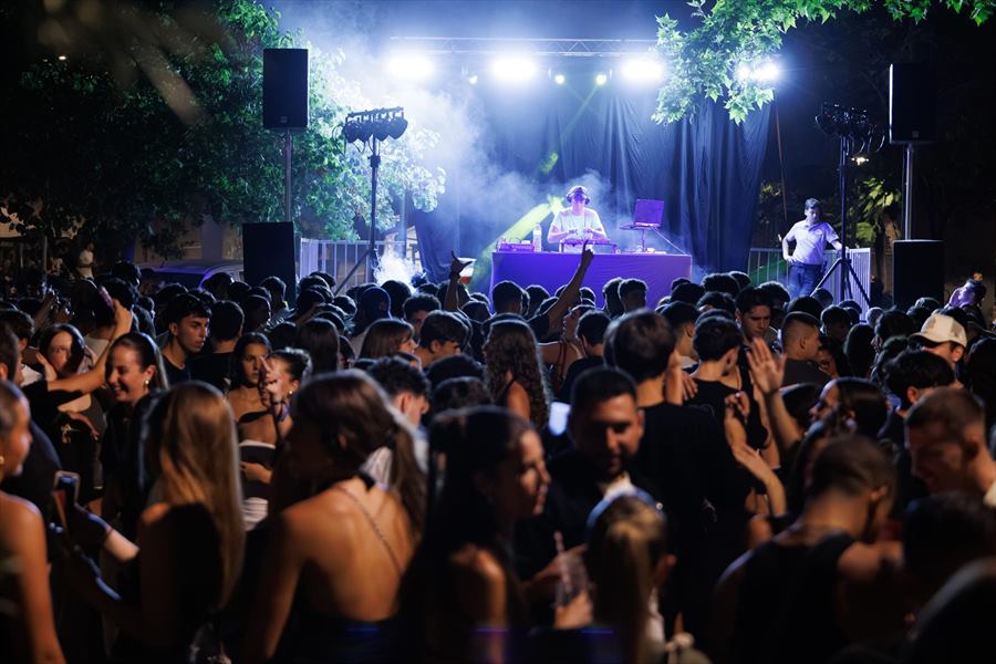 Plaza llena de público en una fiesta mayor